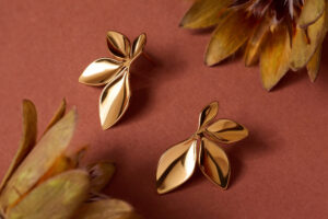 Modne dodatki – jak biżuteria uzupełnia Twoją garderobę na jesień?